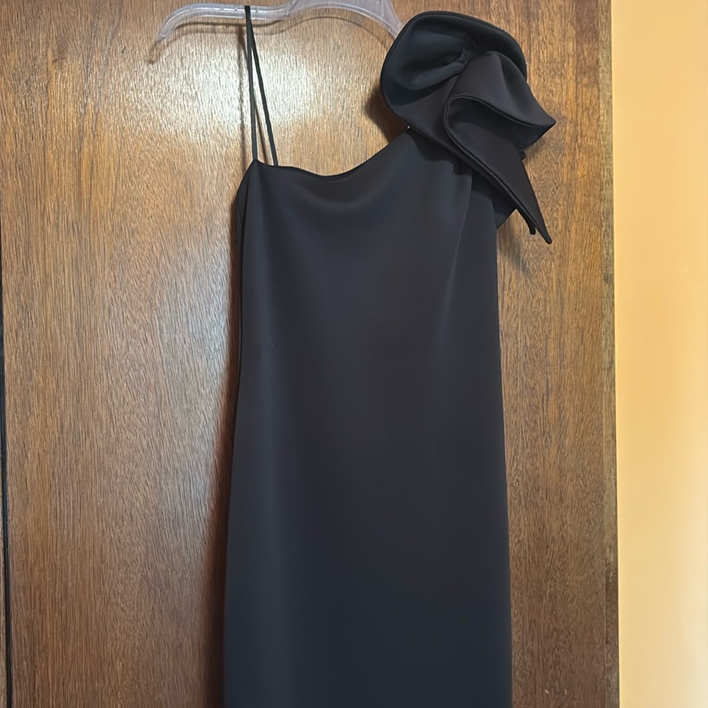 Elegant Black Evening Dress With Bow Accent
